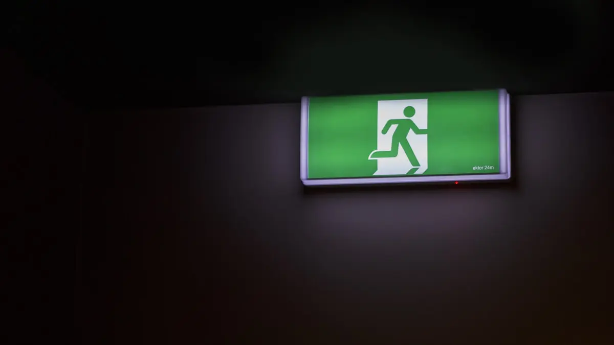 Pictogramme de sortie de secours ISO 7010 lumineux