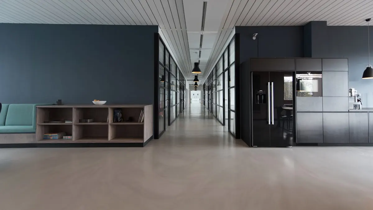 Couloir de bureaux tertiaires moderne avec open space et salles vitrées