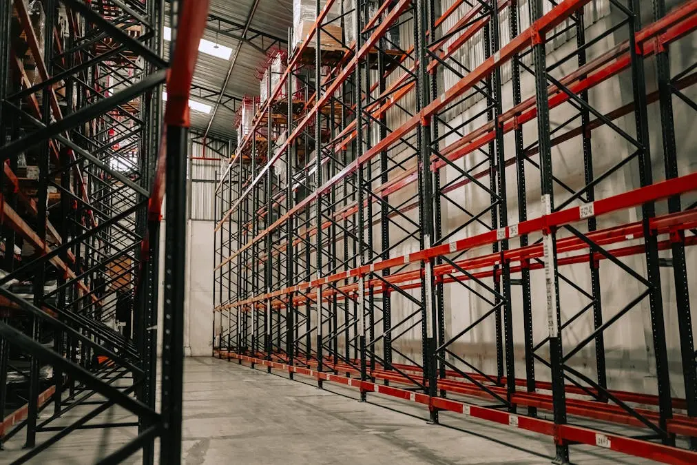 Intérieur d'entrepôt logistique avec racks de stockage