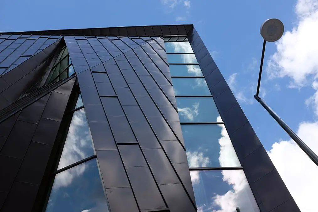 Immeuble tertiaire moderne en zone urbaine d'Île-de-France