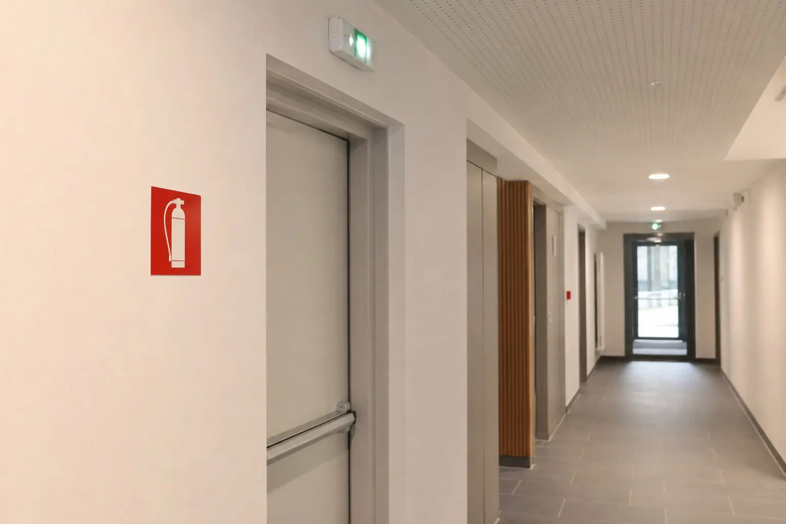 Établissement prêt pour une commission de sécurité avec signalétique conforme