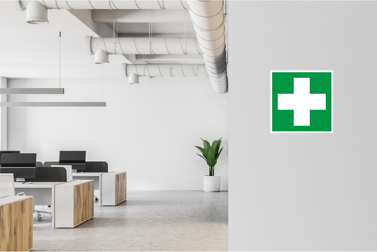 Signalétique de premier secours affichée avec pictogrammes ISO 7010